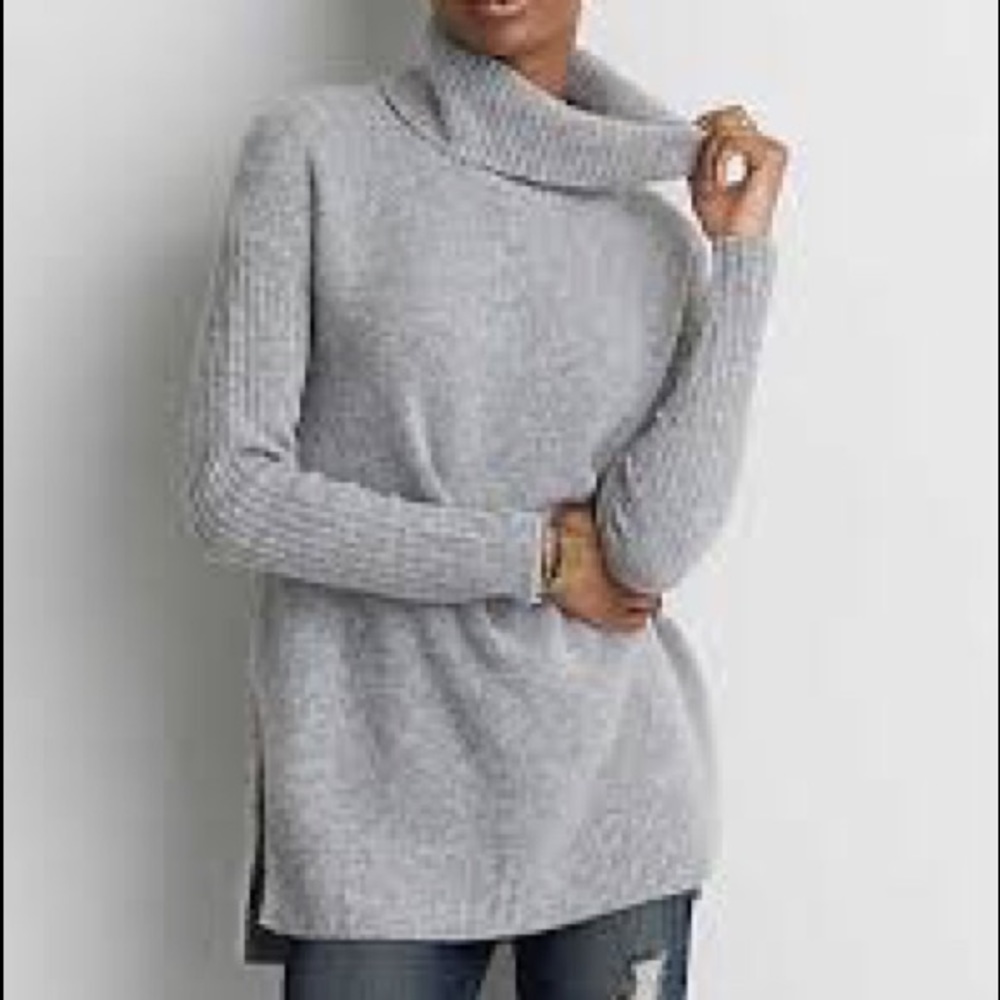 American Eagle Grey Turtle Neck sweater